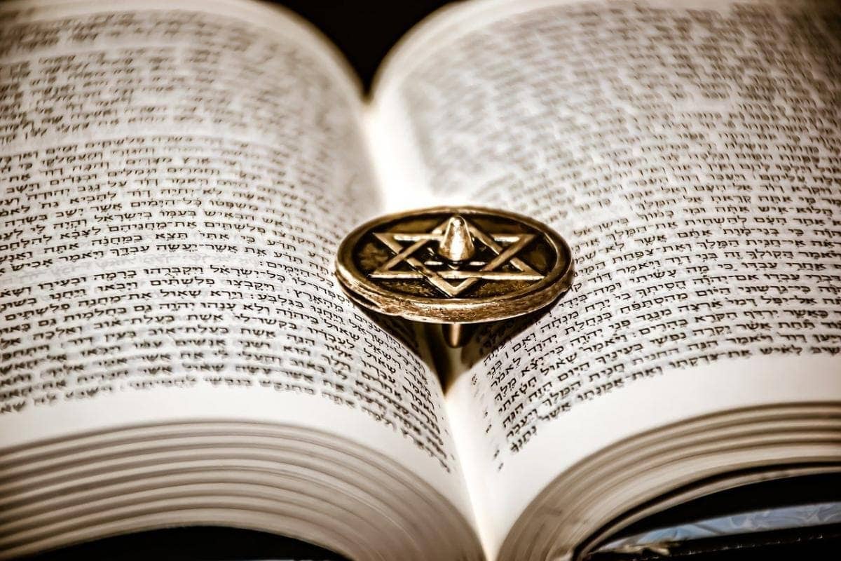 Открытая книга с севивоном внутри.