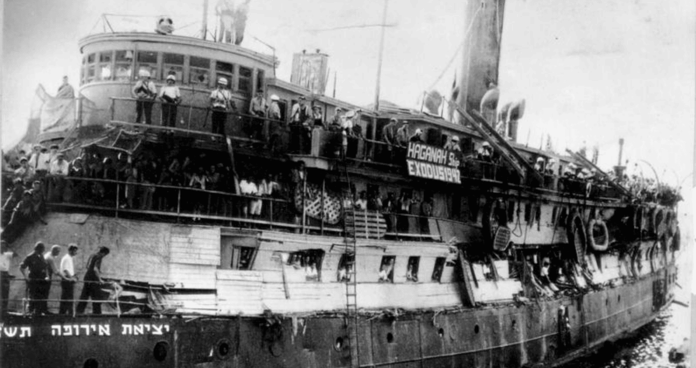 Корабль «Эксодус 1947» с еврейскими переселенцами на пути в Землю Израиля.