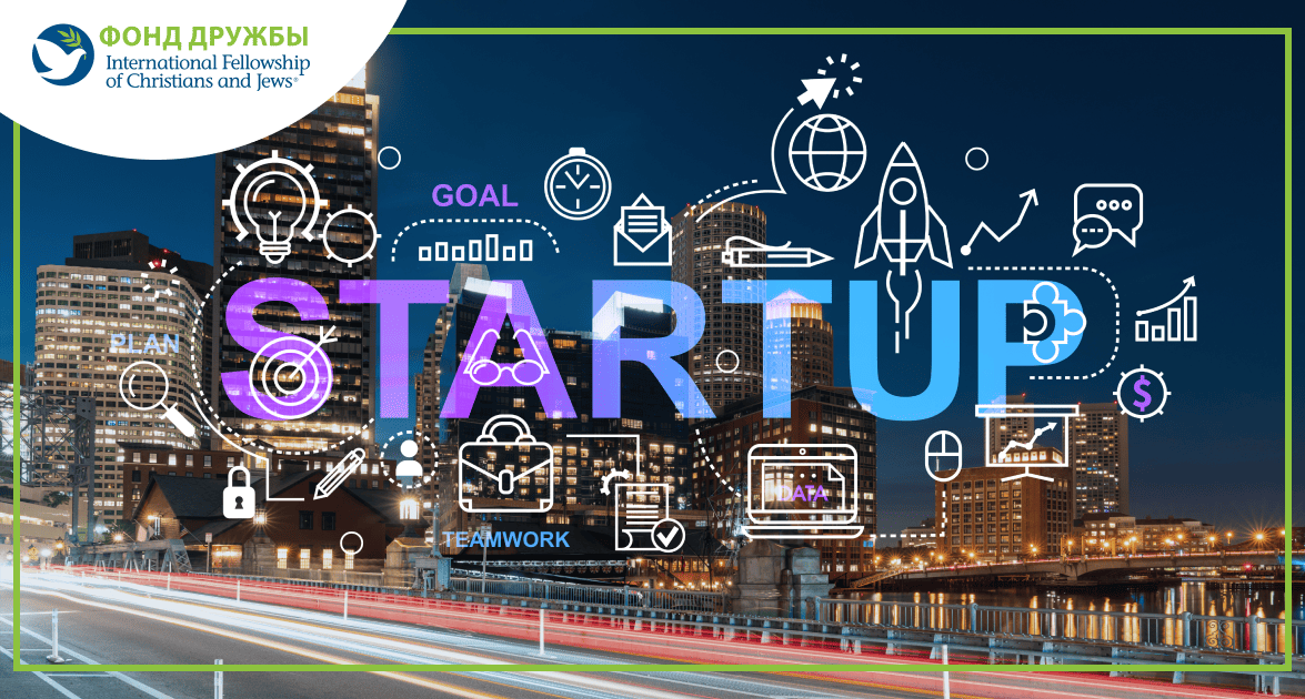 Надпись «STARTUP» с графическими иконками, символизирующими инновации и развитие бизнеса, на фоне современного города ночью.